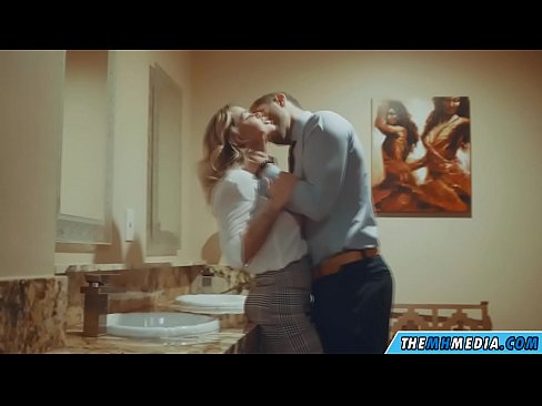 ❤️ Kana blonde ine busty inokukwezvera muchimbuzi cheveruzhinji zvinoyevedza